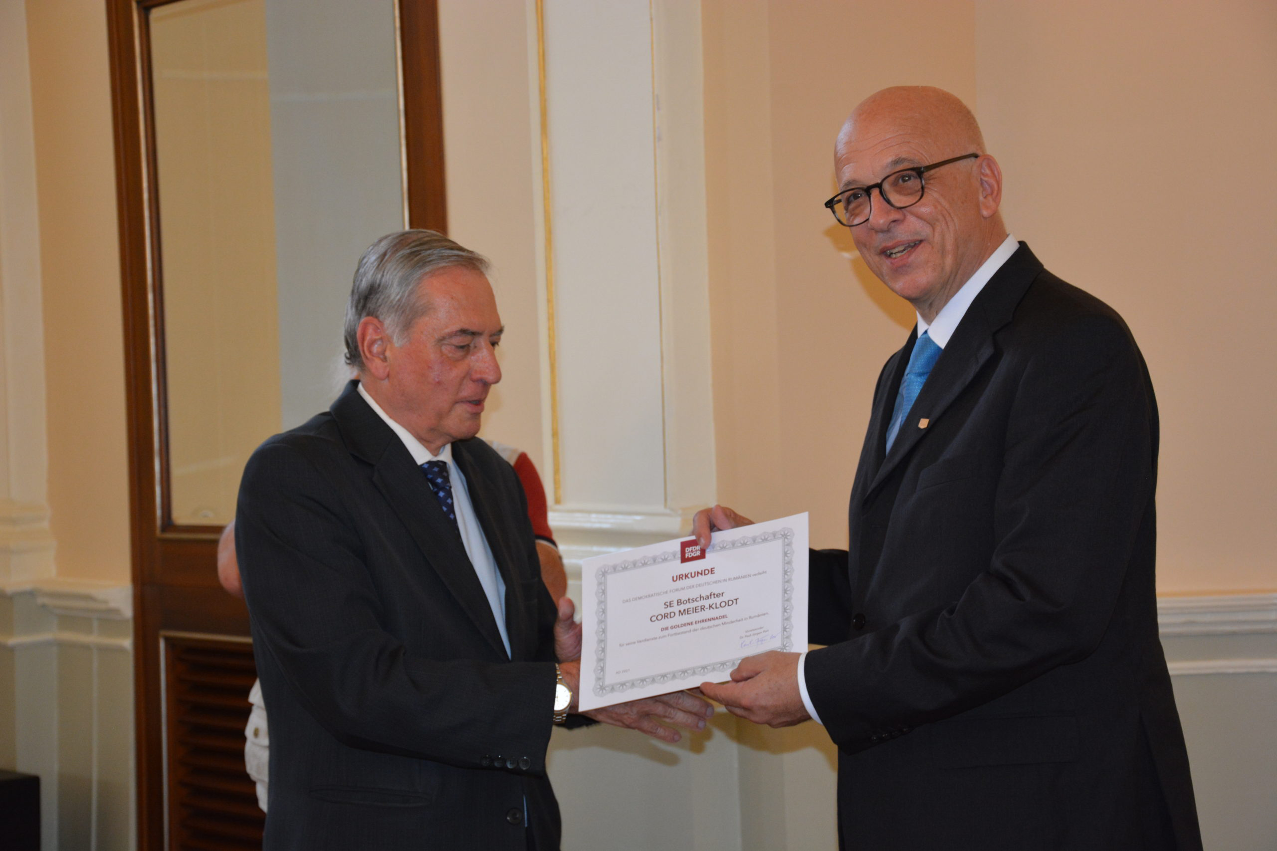 SE Cord Meier-Klodt, Botschafter der Bundesrepublik Deutschland in Rumänien, wurde die Ehrennadel in Gold des DFDR verliehen